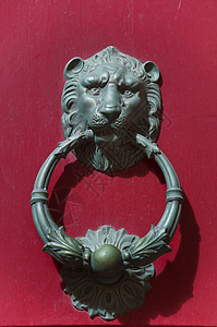 狮子形状的老铁柄的详细细节家具女士锁孔钢铁安全出口房子门把手入口插图图片