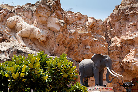 著名失落城桥上的巨象雕像动物天空野生动物场景游客行人酒店哺乳动物旅游旅行图片