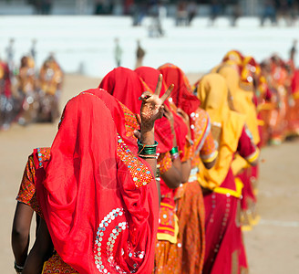 身着多民族服装的印度女孩节日女士旅行骆驼女性戏服女学生面纱裙子文化图片