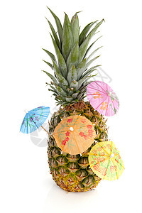 热带菠萝 配有腐蚀的雨伞背景图片