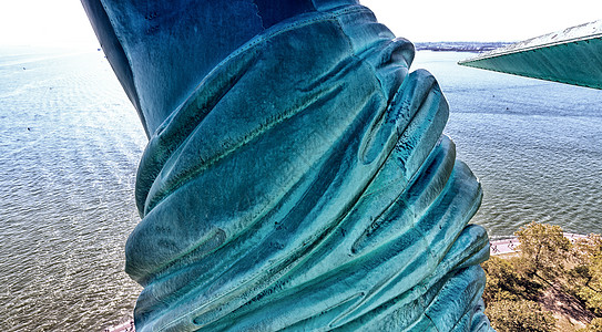 从自由女神像顶部的触目惊心移民雕像蓝色建筑女士绿色天空天际城市旅行图片