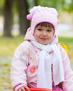一个小女孩的肖像操场幸福公园孩子婴儿童年女孩活动女性微笑图片