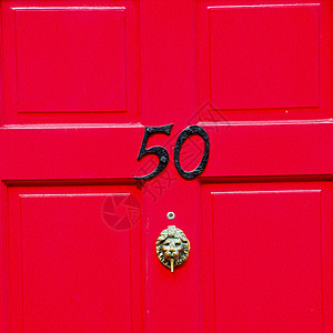 红色手柄 在伦敦古金棕色门上 生锈铜钉和I金属木头装饰品安全房子城市文化古董艺术建筑学图片