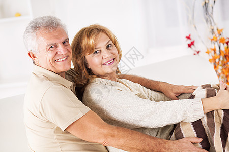 老年夫妇快乐活动女性异性恋成人拥抱客厅休闲享受幸福背景