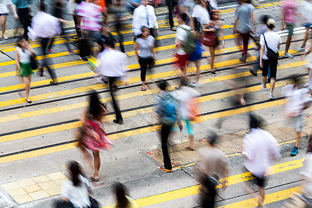 跨越香港街的行人模糊不清的动议图片