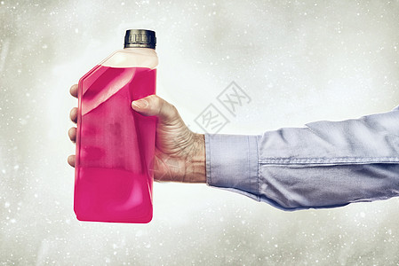 手握一瓶防冻瓶冻结汽车引擎男性红色化学品液体乙二醇解决方案技术图片