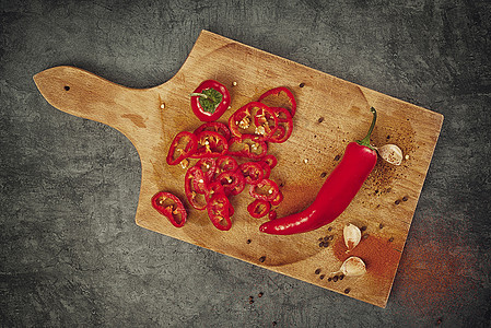 胡椒和大蒜作为的热食品成分桌子食物蔬菜营养厨房食谱美味美食辣椒视角图片