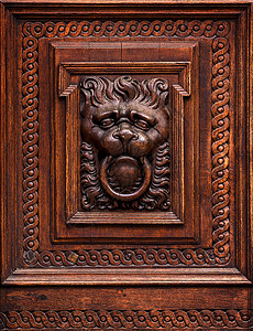 狮子头作为旧门的木雕图片