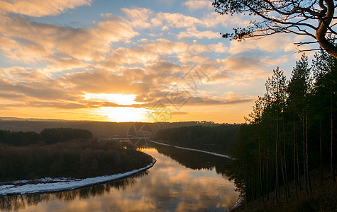 河边的冬天日落黄色溪流场景太阳阳光蓝色季节天空天气树木图片