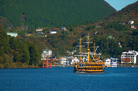 在日本Ashi湖的出船旅行历史性游客帆船假期寺庙季节神社旅游舰队历史图片