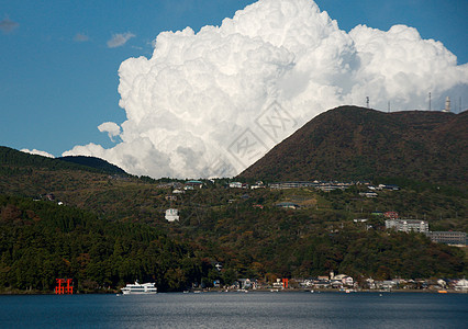 在日本Ashi湖的出船旅行游客帆船季节旅游寺庙吸引力天空舰队历史性历史图片