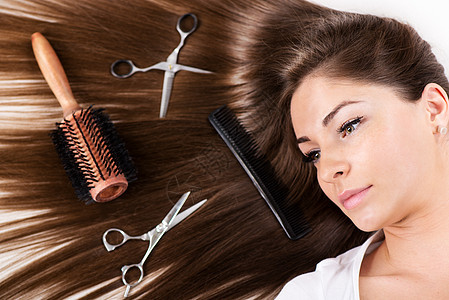 长棕色头发发型长发剪刀水平工具成人理发女性梳子工作背景图片