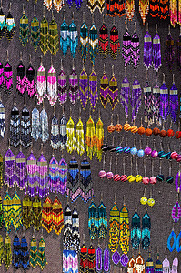 市场摊位上多彩色手工制作的耳环图片