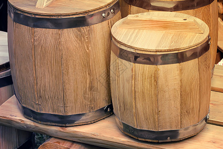 用于储存葡萄酒的木橡木桶金属啤酒饮料工艺橡木酒精商品木材贮存待售图片