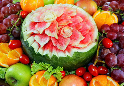 西瓜水果雕刻花朵形状和水果图片