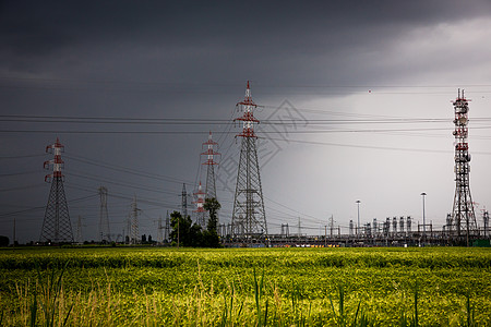 小麦田中的电压塔基础设施力量高压技术金属钢缆场地曲线网格气旋图片