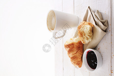 羊角面包和咖啡早餐糕点美食食物烘烤图片