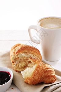 羊角面包和咖啡早餐食物糕点烘烤美食图片