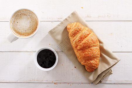 羊角面包和咖啡食物早餐烘烤糕点美食图片