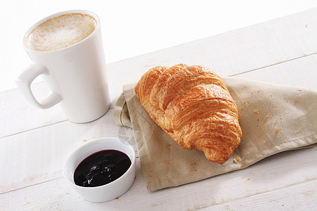 羊角面包和咖啡早餐糕点食物烘烤美食图片