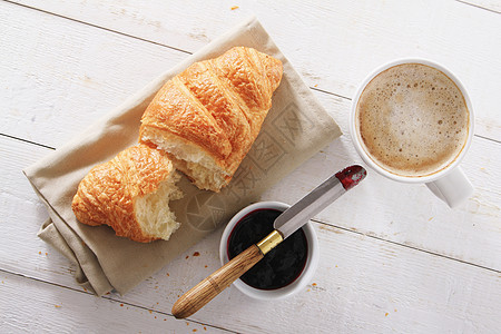 羊角面包和咖啡美食糕点早餐烘烤食物图片