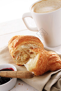 羊角面包和咖啡糕点烘烤食物美食早餐图片