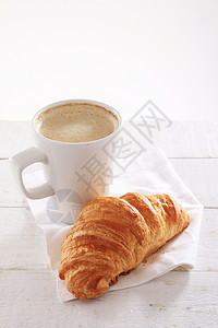 羊角面包和咖啡早餐美食食物烘烤糕点图片