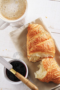 羊角面包和咖啡食物美食早餐烘烤糕点图片