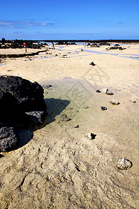 人脚踏足的海岸之石云沙滩和夏天图片