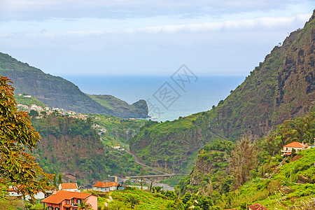 透过绿色旅行海洋假期旅游建筑物丘陵山脉乡村热带图片