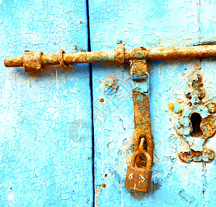 伦敦古董门的蓝色手柄 生锈铜钉和铁房子黄铜城市入口门把手艺术建筑学建筑古董金属图片