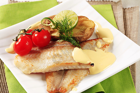 泛煎炸鱼片土豆蔬菜鱼片食物平底锅油炸奶油状鳕鱼美食白鱼图片