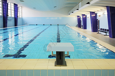 室内游泳池瓷砖起跑线设施竞赛白色蓝色跳水体育运动图片