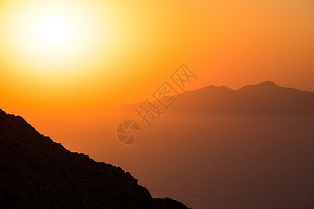 美丽的彩色日出在海面上方的风景晴天日落橙子太阳海洋海滩海浪假期阳光旅行图片