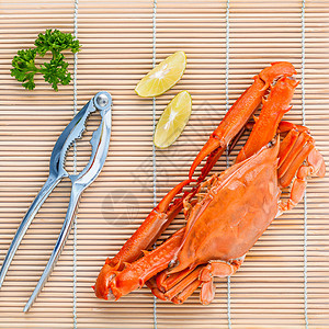 煮焦的螃蟹爪和石灰 还有竹子背景的鹦鹉烹饪餐饮海鲜沙拉海洋饮食食物美食海滩橙子图片