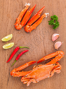 煮焦的螃蟹爪 加石灰 雪利 面饰和木制餐厅起动机派对美食海滩海洋饮食玻璃食物贝类图片