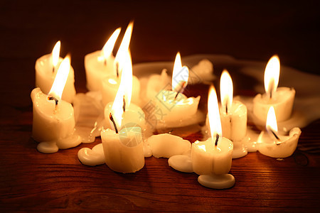 木材上的蜡烛烛光灯光静物灯芯记忆火焰设备场景情绪悲哀背景图片