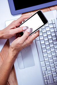 使用智能手机的女性手滚动屏幕电话技术未来派双手白色触摸屏界面电脑背景图片