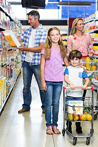 在超市快乐的一家人男性饮食市场走道讨论父亲男生沟通母亲活动图片