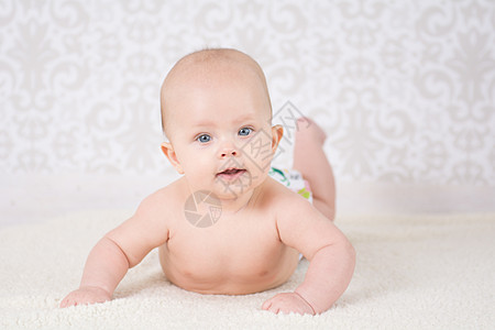 婴儿穿着可再使用纳皮的婴儿环境尿布女孩生态说谎卫生新生背景图片