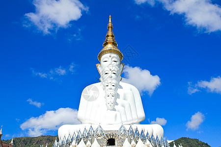 Phasornkaew寺 的白佛雕像蓝色文化差汶天空白色古董历史性寺庙艺术旅游图片