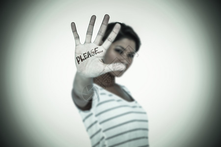 严重女性在白背景上打停牌的复合图像 在白色背景上手臂手势棕榈情感沟通警告工作室图片