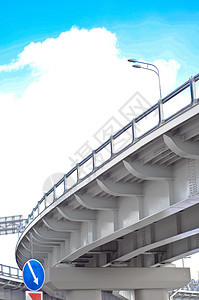 蓝色天空下有云的蓝天背景上的汽车飞越人行道市中心运输天际建筑学工程海岸线地标立交桥柱子图片