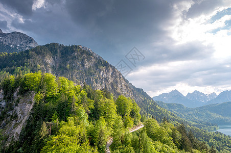 巨水山地貌蓝色旅行地区草地场景植物季节地平线风景山脉图片