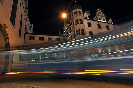 慕尼黑市中心的夜电车在行驶图片