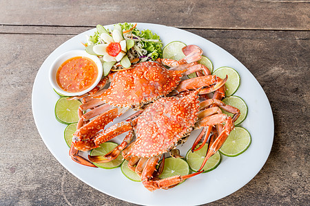 蒸螃蟹海鲜蒸汽柠檬绿色餐厅美食红色盘子食物蔬菜桌子背景图片