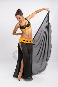 年轻女孩Mulatto跳舞 穿着长长的黑色衣服 直舞周转灵活性锻炼训练爱好舞蹈裙子舞蹈家数字腹部图片