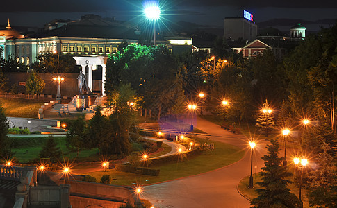 夜视在靠近救世主基督寺的公园上 莫斯科 俄罗斯图片