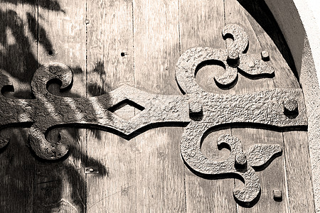 英国的旧隆登门 和木蚂蚁的抽象锁链入口金子房子门把手乡村青铜国家安全装饰品戒指图片