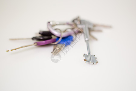 白背景上的一组密钥金属戒指白色房子钥匙房间安全图片